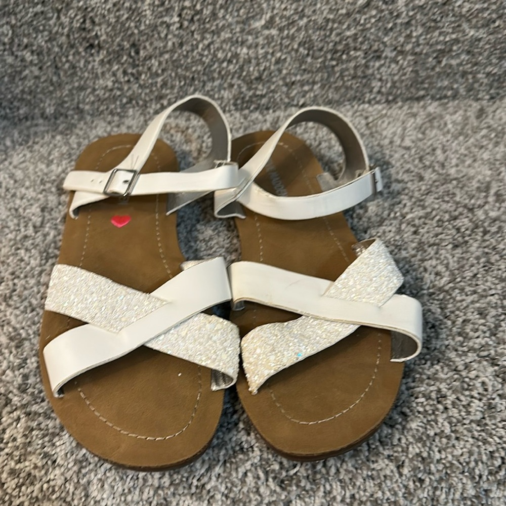Girls Steve Madden White Sandals. Great condition size 4